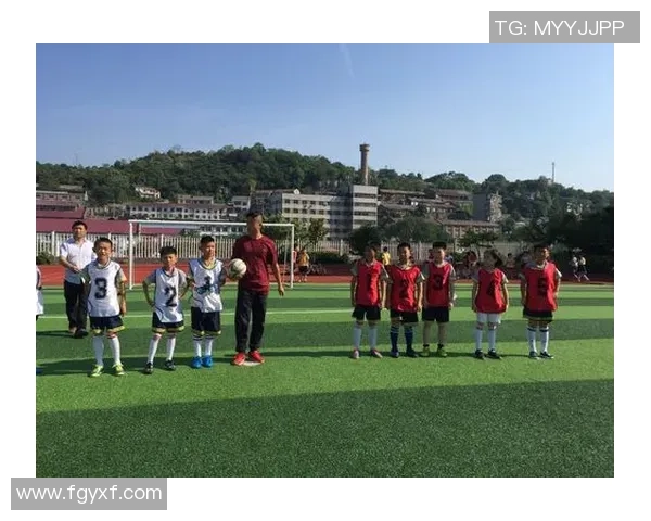 女球迷热衷观看足球明星精彩视频分享激情与梦想的瞬间