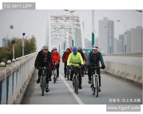 足球明星骑行风采展现精彩瞬间与激情碰撞的完美结合 足球明星骑行风采展现精彩瞬间与激情碰撞的完美结合